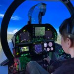 Teenager im F/A 18 Superhornet Flugsimulator