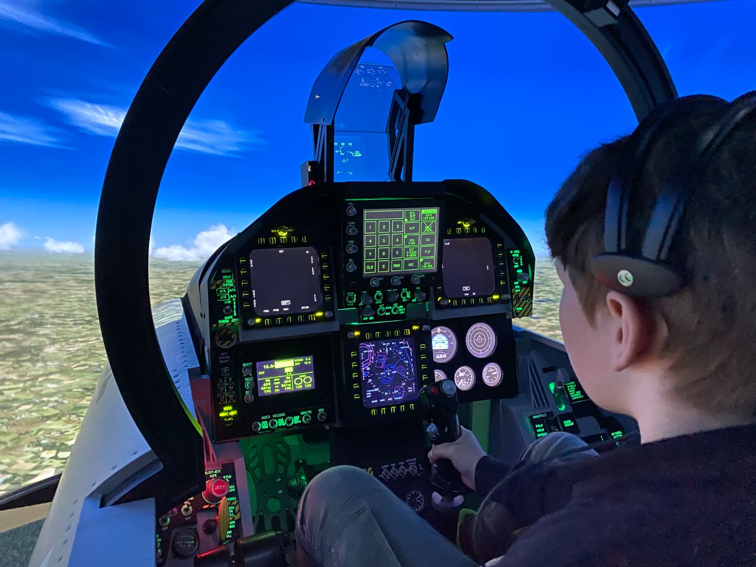 Teenager im F/A 18 Superhornet Flugsimulator