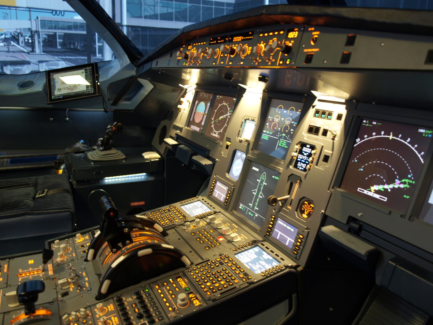 Cockpit Innenansicht bei Flightdeck L.E.